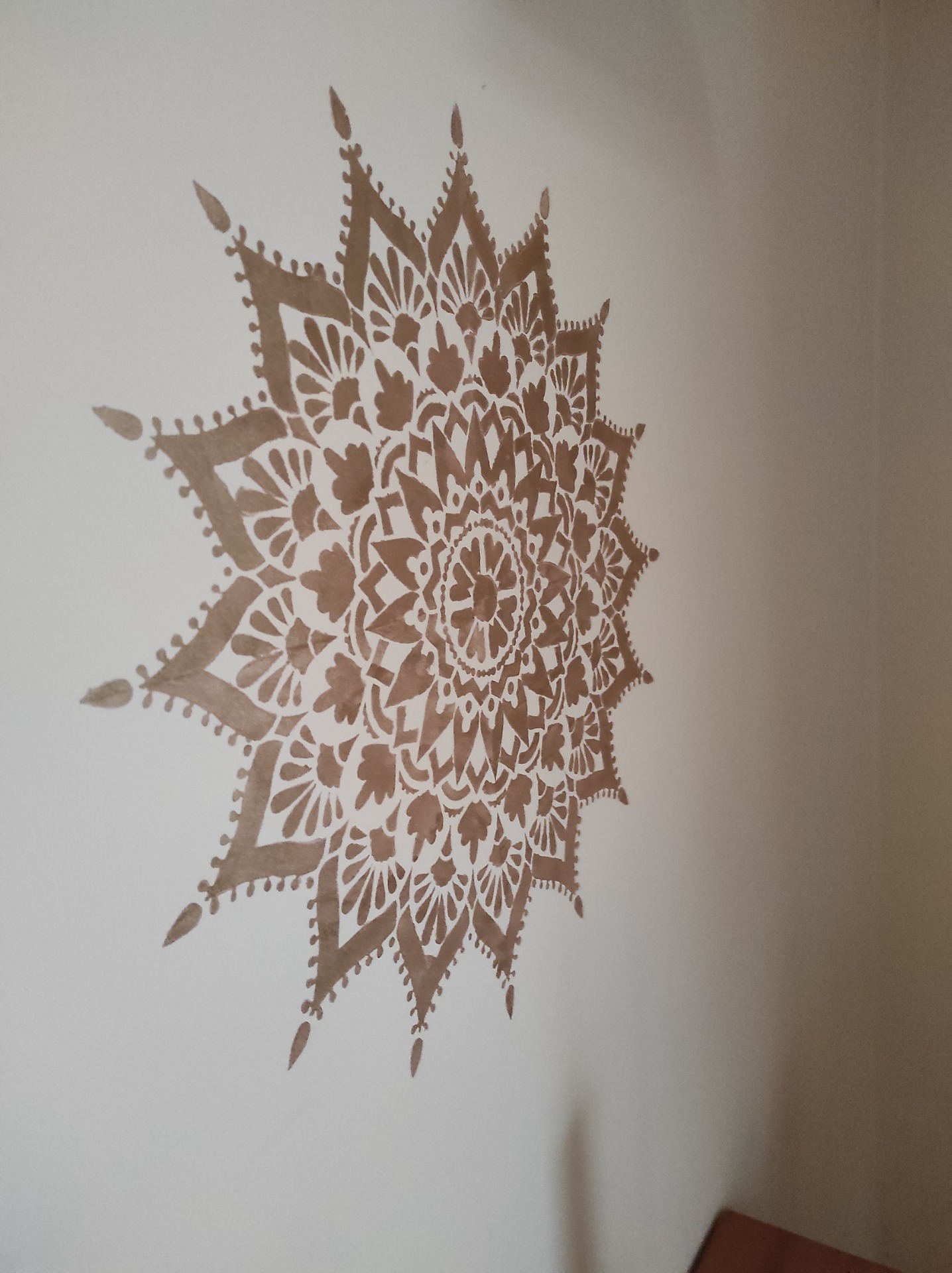 Mandala, vhodná na jakýkoliv nátěr i omítku, barva metalická zlatá, podklad běžná omyvatelná barva. 